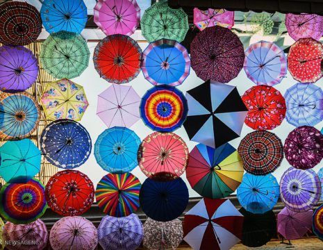 <h5>کوچه چترها</h5><br><div>یک مرکز خرید در شیراز که سقف آن با چترهای رنگارنگ تزئین شده ، به کوچه چترها معروف است. ... </div>