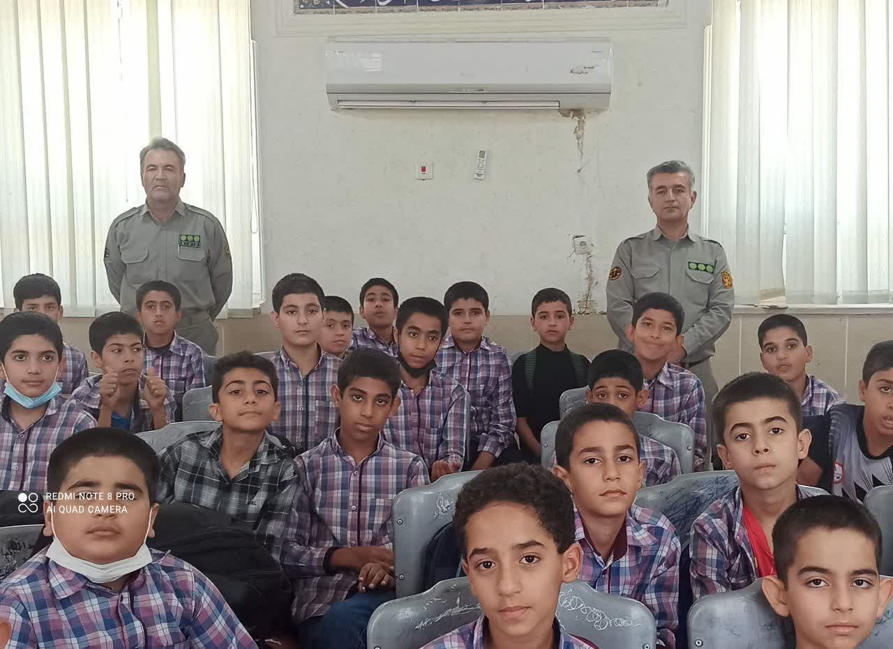اجرای برنامه یک ساعت با محیطبان در مدرسه ابتدایی حافظ شهرستان مهر