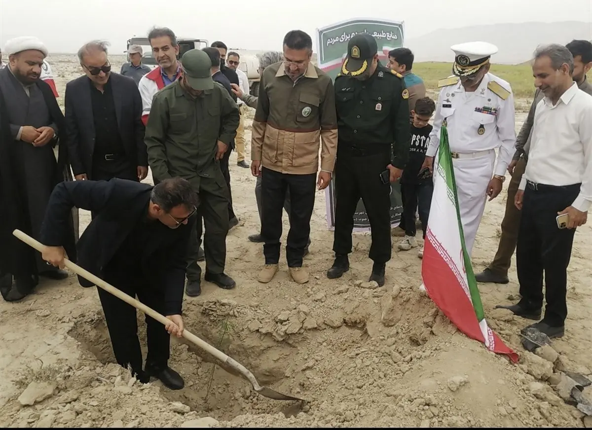 طرح بیابانزدایی ۵٠ هکتاری در لامرد آغاز شد طرح بیابانزدایی ۵٠ هکتاری در لامرد آغاز شد