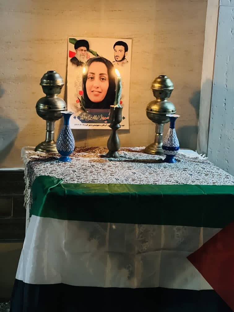 برگزاری مراسم شام غریبان به یاد «شهیده زهرا اسدی نژاد» در محل اصابت ترکش موشک‌های آمریکای جنایتکار به لامرد